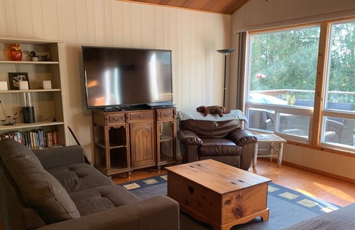 Trent Lakes House | NEW Breathtaking Sunset Lakefront 4Bedroom Cottage