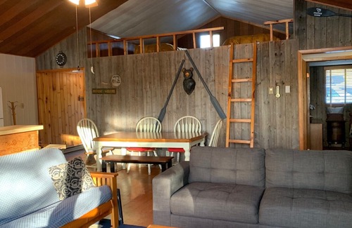 Trent Lakes House | NEW Breathtaking Sunset Lakefront 4Bedroom Cottage