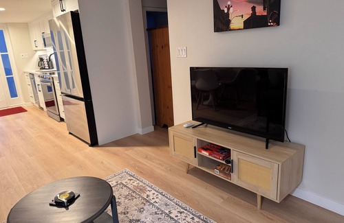 Saanich West Apartment | New! Bright 1BR Near VGH – Private, Central location, Pet Friendly