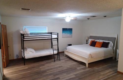 Baker Street Apartment | ~New~ Bright and Spacious Back House