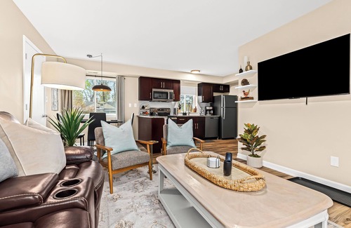 Roseville Apartment | New! Bright & Cozy 1BR Flat with Double Recliners