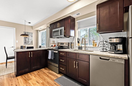 Roseville Apartment | New! Bright & Cozy 1BR Flat with Double Recliners