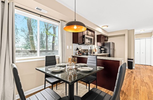 Roseville Apartment | New! Bright & Cozy 1BR Flat with Double Recliners