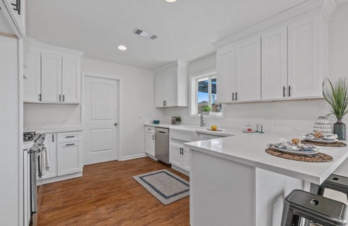 Lake Charles House | New-Bright-Stylish-City Center 4 Bedroom 3 Bath Home with Office