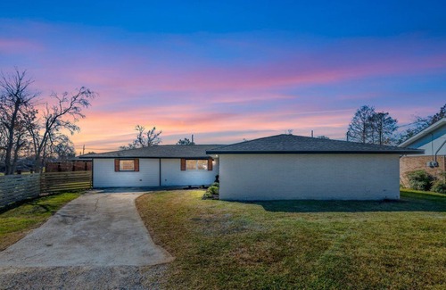 Lake Charles House | New-Bright-Stylish-City Center 4 Bedroom 3 Bath Home with Office