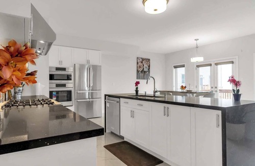 Severn House | New-Build Beauty ~ 5BR Retreat in Charming Severn
