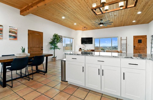 Taos House | New Build! - Relax to the most Expansive sunsets east of the Rio Grande.