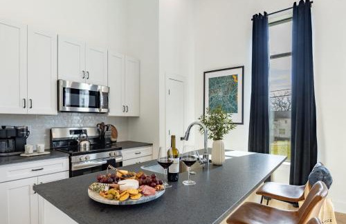 Nashville House | New Build Sleeps 12 2 Condos in Scenic Bluffside Minutes to Downtown