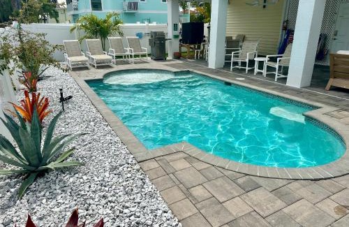 Fort Myers Beach House | New Build walkable to dinner, LIVE music & 5 minute walk to BEACH