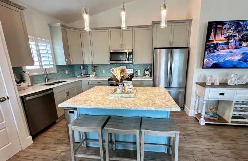 Fort Myers Beach House | New Build walkable to dinner, LIVE music & 5 minute walk to BEACH