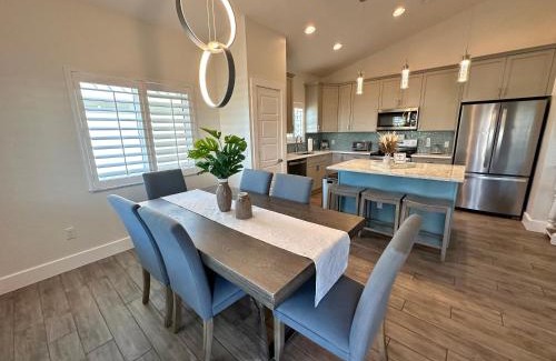 Fort Myers Beach House | New Build walkable to dinner, LIVE music & 5 minute walk to BEACH