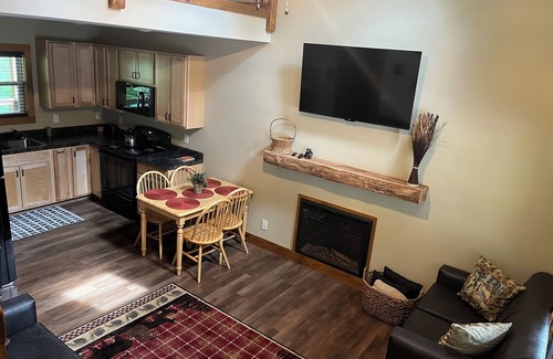 Townsend Cabin | New Built cozy cabin Peaceful Side, Townsend, TN, Laurel Valley, no steep roads