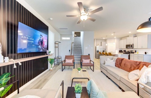 Clodine House | New built Home, Chinatown, Little Saigon, King bed