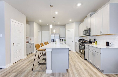 Clodine House | New built Home, Chinatown, Little Saigon, King bed