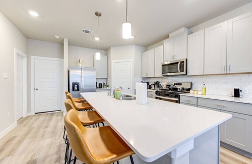 Clodine House | New built Home, Chinatown, Little Saigon, King bed