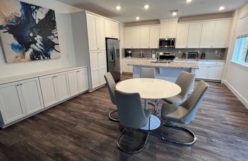 Roseville House | New Built*pet*corp/insurance Housing*24/7 access