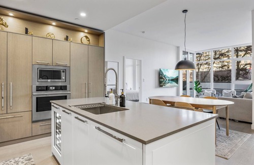 South Pandosy Apartment | New Caban 2-bedroom Oasis across the Water w/Pool, Hot Tub, Gym and Huge Patio