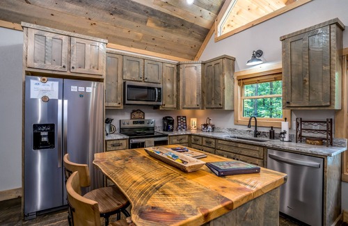 McCaysville Cabin | *NEW CABIN*HOT TUB*/Outdoor Fireplace/Lake/Pond Behind Property/PAC Man/Nintendo