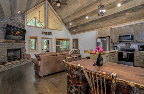 McCaysville Cabin | *NEW CABIN*HOT TUB*/Outdoor Fireplace/Lake/Pond Behind Property/PAC Man/Nintendo