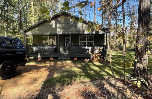 Counce Cabin | New Cabin in woods at pickwick. 3 BR 2 bath, near Stateline ramp & state park