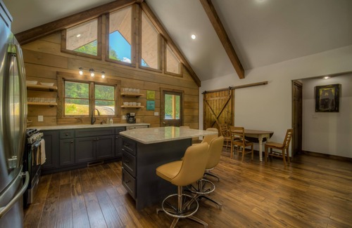 Suches Cabin | New Cabin on the Acclaimed Toccoa River w/Free WiFi & Private Hot Tub - Dogs OK