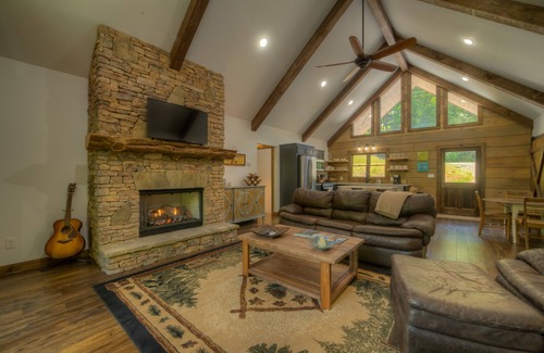 Suches Cabin | New Cabin on the Acclaimed Toccoa River w/Free WiFi & Private Hot Tub - Dogs OK