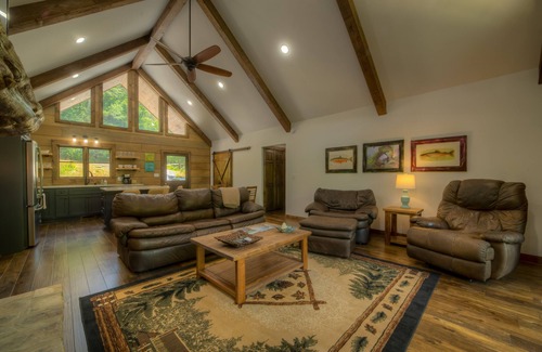 Suches Cabin | New Cabin on the Acclaimed Toccoa River w/Free WiFi & Private Hot Tub - Dogs OK