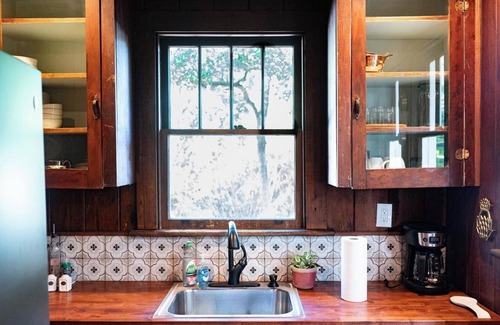 Live Oak House | New! Cabin Vibes in the City | Off-street Parking | Near Hospitals| Monthly Stay