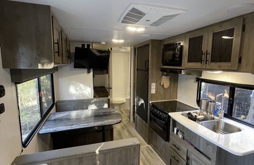 Union House | New Camper with a Hot Tub and Pool: Great For Families or a Romantic Weekend.