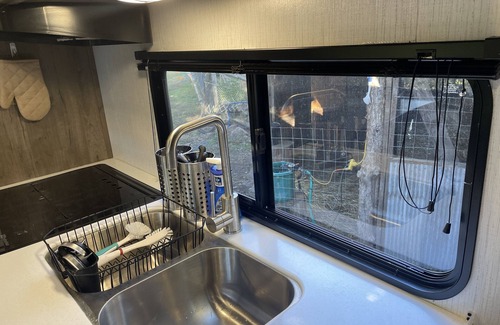 Union House | New Camper with a Hot Tub and Pool: Great For Families or a Romantic Weekend.