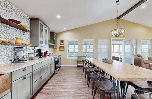 Rockport House | New Canal-Front Home | Huge Screened Porch, Fishing Pier & Chef's Kitchen