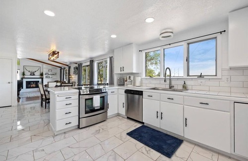 Twin Falls House | New! Canyon Rim home with waterfall trail!