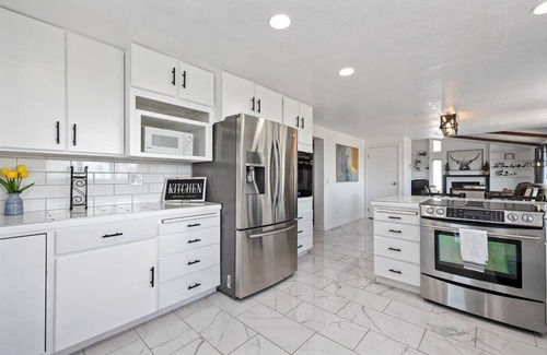 Twin Falls House | New! Canyon Rim home with waterfall trail!