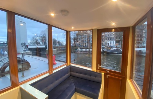 Amsterdam City Centre Boat Rental | NEW: Captains Cabin on luxurious wellness houseboat -