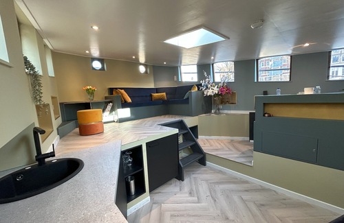 Amsterdam City Centre Boat Rental | NEW: Captains Cabin on luxurious wellness houseboat -
