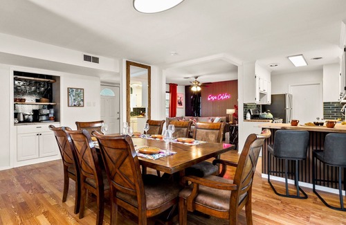 North San Antonio - SAT House | New! Casa Colibri w/year-round backyard/Two Pools/Gameroom/Central Location.