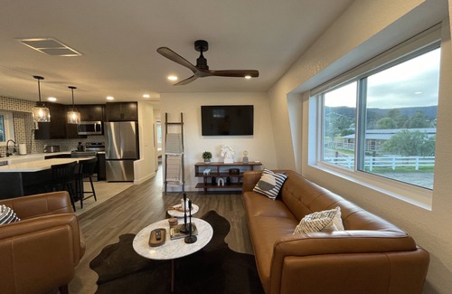Temecula House | -New- Casa Vino Ranch Dutch Barn w/horse arena view