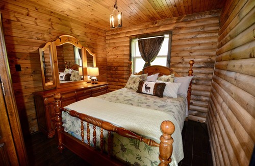 Red Bank Cabin | NEW Cast Away Grand Lodge. 4 - Bedroom with Hot Tub