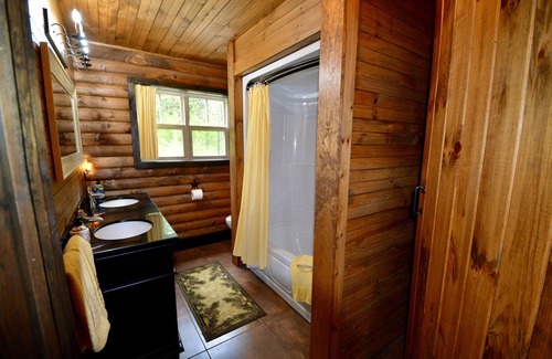 Red Bank Cabin | NEW Cast Away Grand Lodge. 4 - Bedroom with Hot Tub