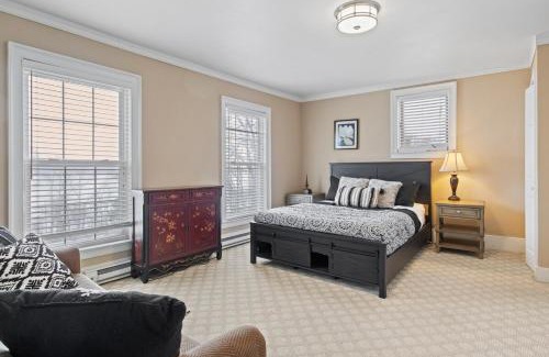 Cayuga House | NEW Cayuga, Hot Tub, Dog Friendly, Wine Trail