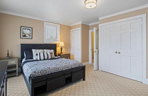 Cayuga House | NEW Cayuga, Hot Tub, Dog Friendly, Wine Trail