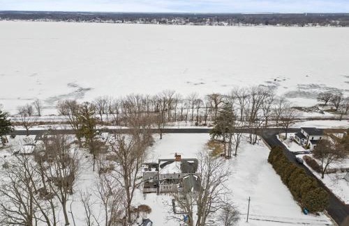 Cayuga House | NEW Cayuga, Hot Tub, Dog Friendly, Wine Trail