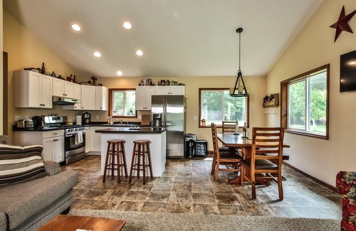 Rhinelander Cottage | New Cedar Barrel Sauna! | Modern Northwoods Lakefront