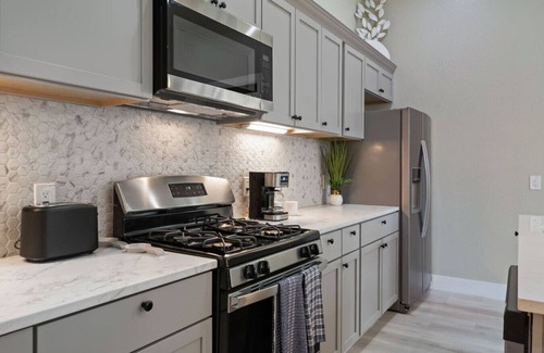 St. Johns House | New & Central 2BR Home w/Patio