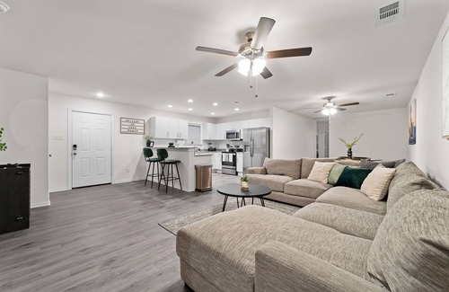Grand Prairie House | New-Centrally located and spacious home! Close to ATT stadium, Globe Life