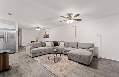 Grand Prairie House | New-Centrally located and spacious home! Close to ATT stadium, Globe Life