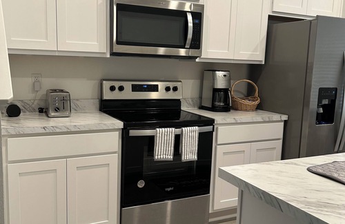 Baymeadows House | New centrally located 2/2.5 townhome. Near ample food and shopping options.