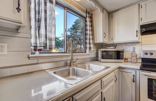 Northwest Colorado Springs House | NEW! Centrally located I Garden of the Gods I Pets