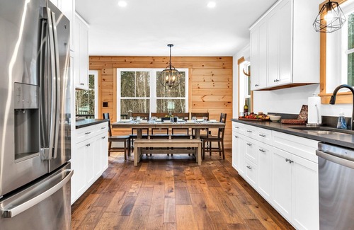 Bethel Ski Chalet | NEW Chalet 6 minutes from Sunday River! Hot tub, Sauna, Sleeps 12, Dog Friendly!