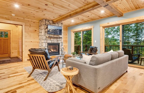 Bryant Pond Ski Chalet | NEW Chalet! Hottub|Arcade|Wet Bar|Slps12|Location!